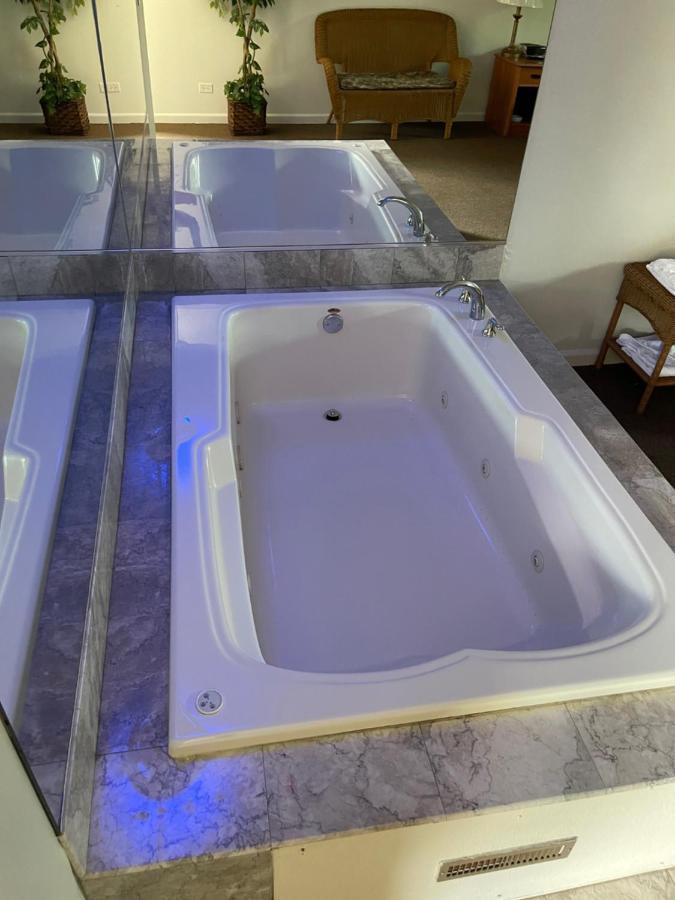 Vibe Inn - Whirlpools Suites - Lyons 외부 사진